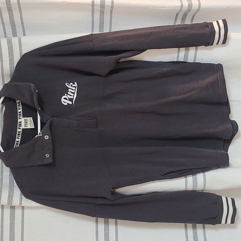 VS Pink pull over sweater with pockets
